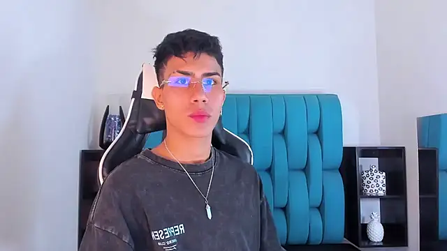 Snapshot of AlanNaughty chatting on January 24, 10:51 pm AlanNaughty online show from January 24, 10:51 pm