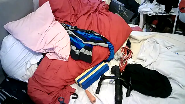 Snapshot of londonfuckwhore chatting on October 12, 2:38 am londonfuckwhore online show from October 12, 2:38 am