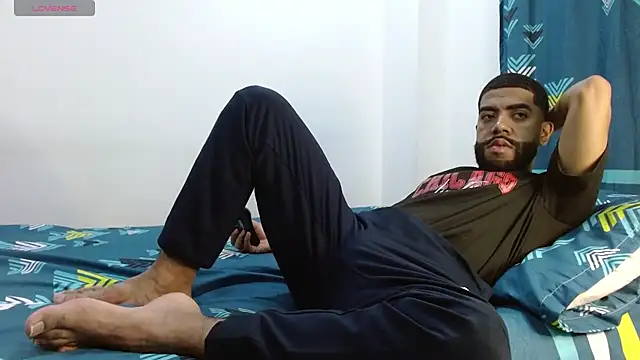 Snapshot of Aroon_Stonne chatting on February 16, 5:48 am Aroon Stonne online show from February 16, 5:48 am