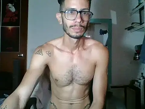 Snapshot of alisterxxx chatting on December 3, 11:10 am alisterxxx online show from December 3, 11:10 am