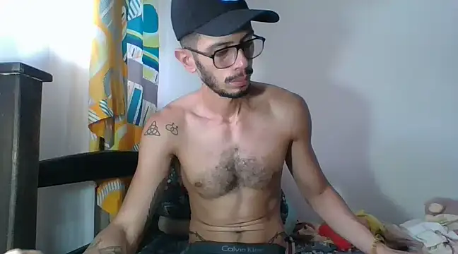 Snapshot of alisterxxx chatting on January 14, 3:47 pm alisterxxx online show from January 14, 3:47 pm