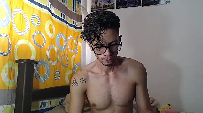 Snapshot of alisterxxx chatting on February 4, 6:49 pm alisterxxx online show from February 4, 6:49 pm