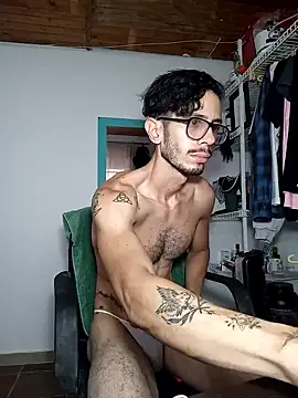 Snapshot of alisterxxx chatting on December 8, 9:52 pm alisterxxx online show from December 8, 9:52 pm