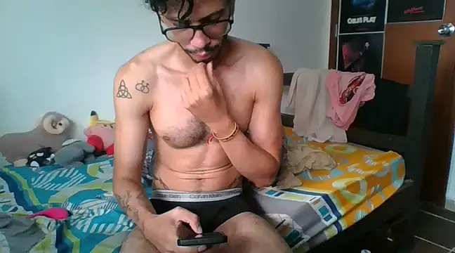 Snapshot of alisterxxx chatting on December 28, 1:29 pm alisterxxx online show from December 28, 1:29 pm
