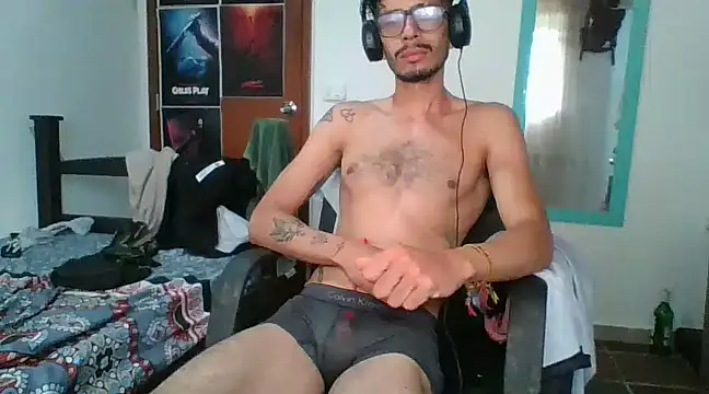 Snapshot of alisterxxx chatting on December 22, 12:16 pm alisterxxx online show from December 22, 12:16 pm