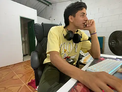 Snapshot of Max_TheHorseDick chatting on March 20, 10:18 pm Max TheHorseDick online show from March 20, 10:18 pm