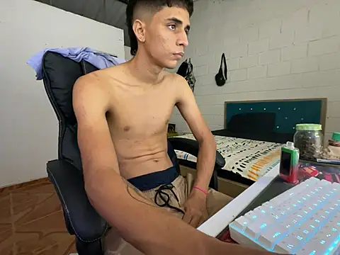 Snapshot of Max_TheHorseDick chatting on February 24, 3:55 am Max TheHorseDick online show from February 24, 3:55 am