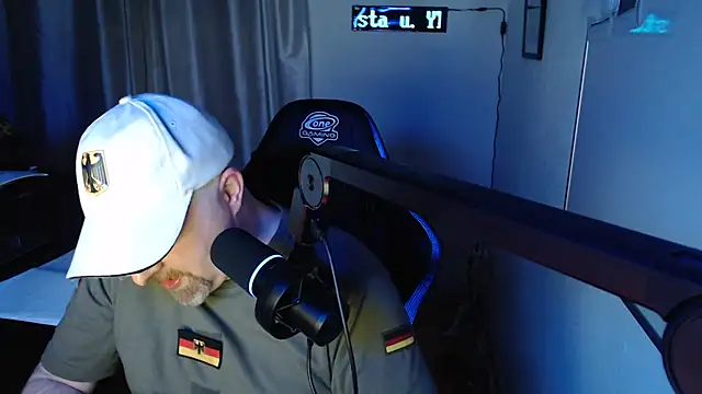 Snapshot of DerPornoPete chatting on December 21, 10:30 pm DerPornoPete online show from December 21, 10:30 pm