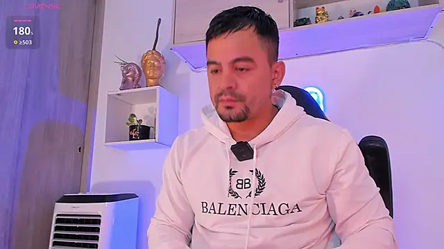 Snapshot of Ricardo_1998 chatting on October 17, 9:02 am Ricardo 1998 online show from October 17, 9:02 am