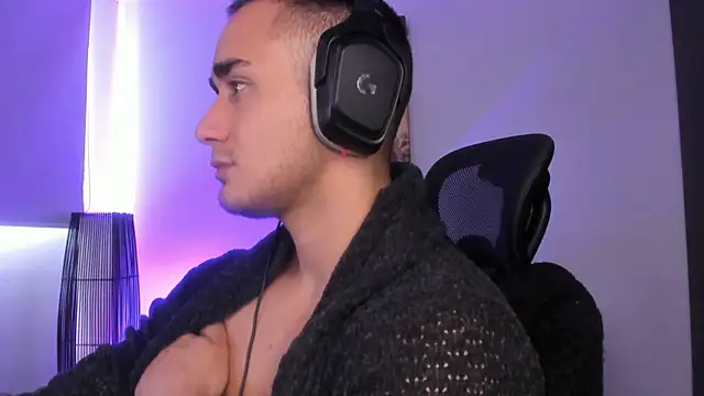 Snapshot of AlexRivera6 chatting on December 24, 6:28 pm AlexRivera6 online show from December 24, 6:28 pm