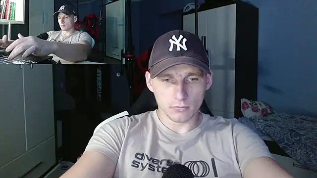 Snapshot of PoliglotJoe chatting on October 4, 12:43 pm PoliglotJoe online show from October 4, 12:43 pm