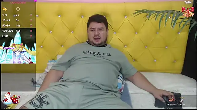 Snapshot of oso_dirty_ chatting on December 13, 5:32 pm oso dirty  online show from December 13, 5:32 pm