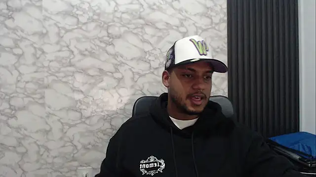 Snapshot of Sandro_xxx chatting on October 13, 12:22 pm Sandro xxx online show from October 13, 12:22 pm