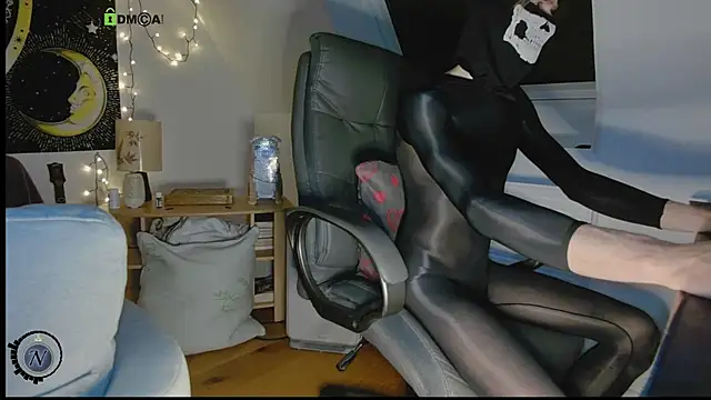 Nyl0nnickb0y online show from December 2, 9:18 pm