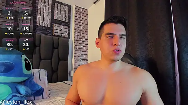 Snapshot of leyton_flex chatting on January 5, 9:03 pm leyton flex online show from January 5, 9:03 pm