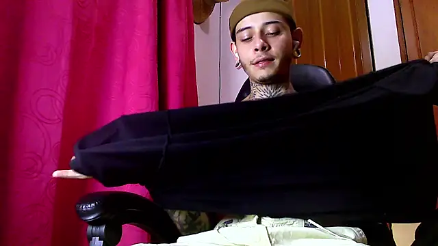 Snapshot of Allan_Keller chatting on October 29, 6:38 am Allan Keller online show from October 29, 6:38 am