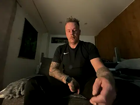 Snapshot of steveindahouse chatting on October 18, 2:49 am steveindahouse online show from October 18, 2:49 am