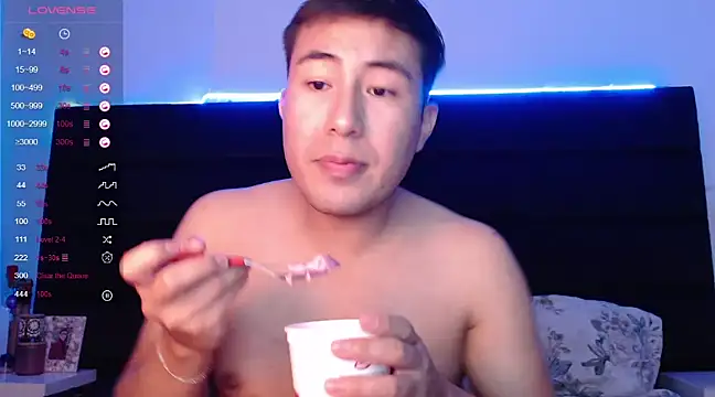 Snapshot of andrewmhilton_ chatting on December 18, 10:46 pm andrewmhilton online show from December 18, 10:46 pm