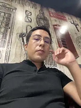 Snapshot of andrewmhilton_ chatting on January 14, 11:27 pm andrewmhilton online show from January 14, 11:27 pm