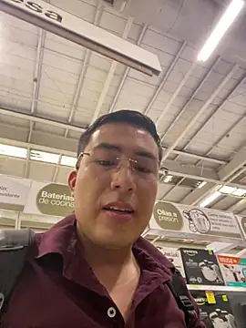 Snapshot of andrewmhilton_ chatting on January 18, 9:55 pm andrewmhilton online show from January 18, 9:55 pm