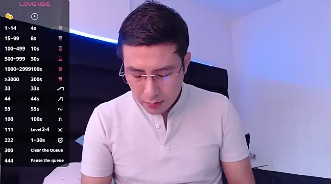 Snapshot of andrewmhilton_ chatting on January 6, 4:34 pm andrewmhilton online show from January 6, 4:34 pm