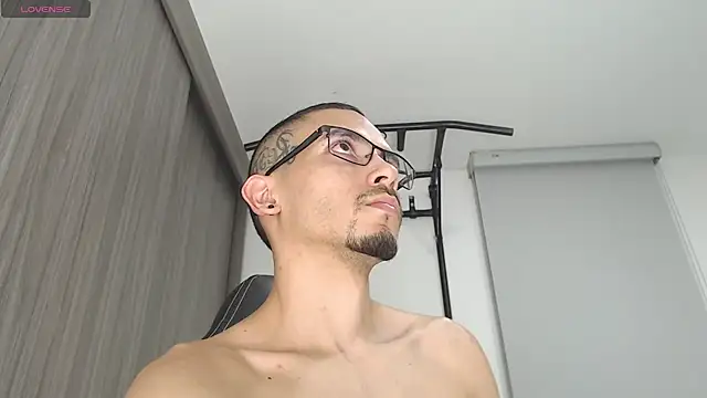 russthiago online show from March 21, 10:28 pm