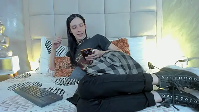 Hecatee 77 online show from February 19, 8:05 pm