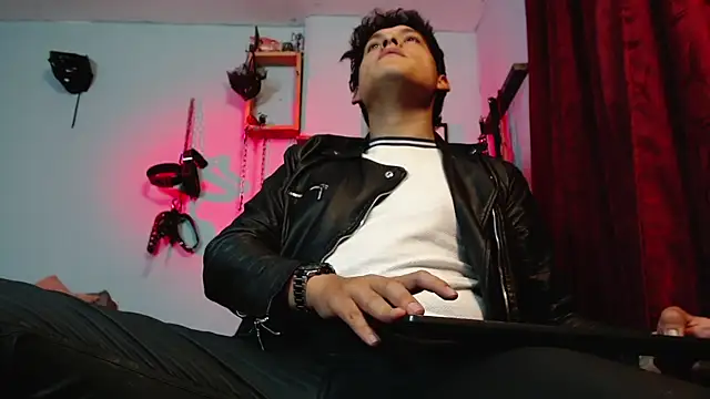 Snapshot of dom2travelersss chatting on October 13, 11:44 pm dom2travelersss online show from October 13, 11:44 pm