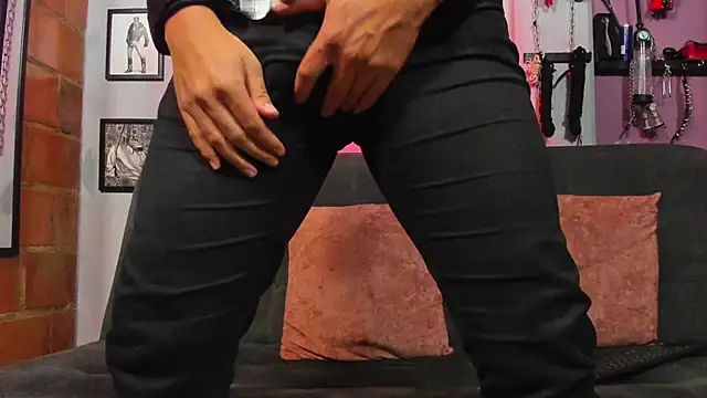 Snapshot of dom2travelersss chatting on March 17, 12:04 pm dom2travelersss online show from March 17, 12:04 pm