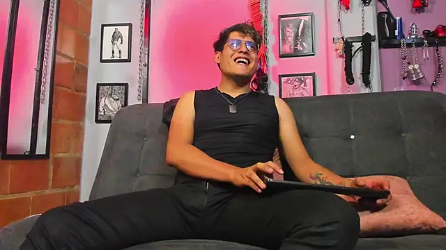 Snapshot of dom2travelersss chatting on March 16, 9:16 pm dom2travelersss online show from March 16, 9:16 pm